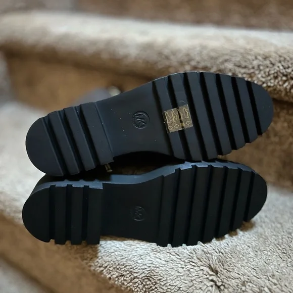 Michael Kors Size 10 Bryce Bootie Lace up New in box - Picture 4 of 5